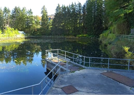 Dudelange : gîte flottant sur un bassin d’eau près de la tour d’eau à Dudelange
